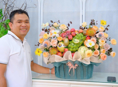 Hình Ảnh Khách Hàng Tới Nhận Giỏ Quà Trái Cây Tại CocoGarden
