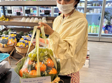 Hình Ảnh Khách Hàng Tới Nhận Giỏ Quà Trái Cây Tại CocoGarden